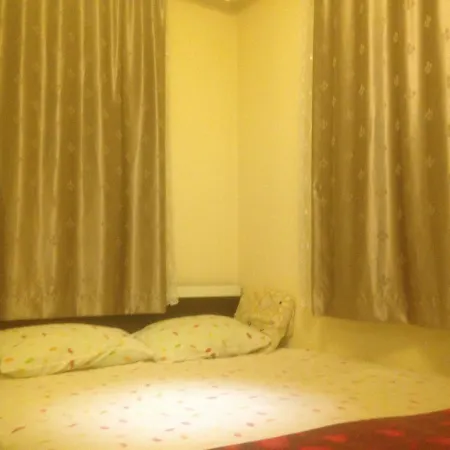 Apartment 4 Persons Flat House - Cheap Homestay Sleeping Place